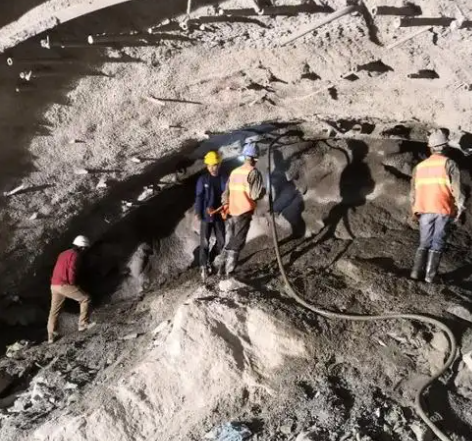 东兰拱顶带模注浆料的施工流程及注意事项